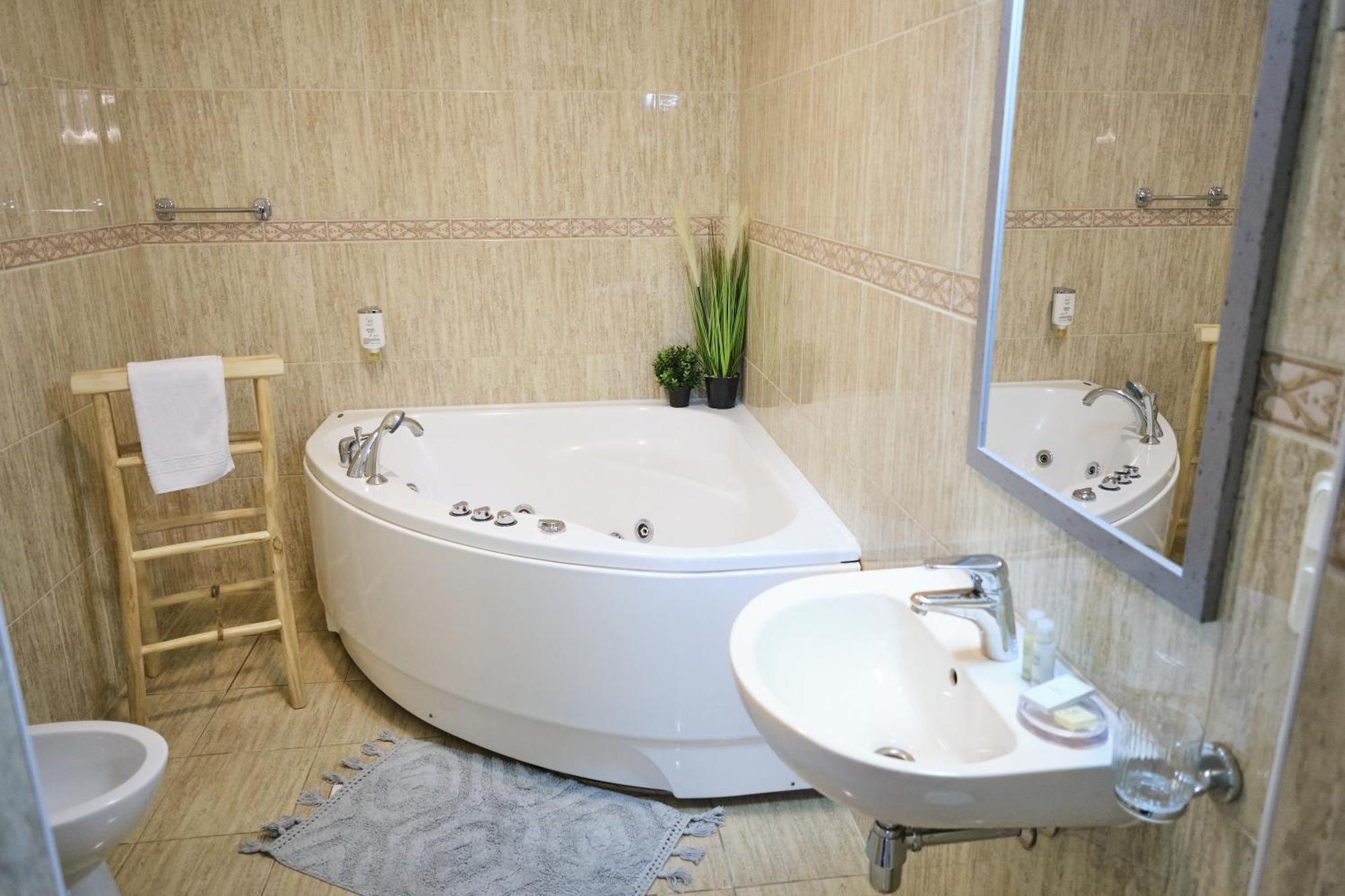 Hotel Pernigele Yelgavkrasty 외부 사진